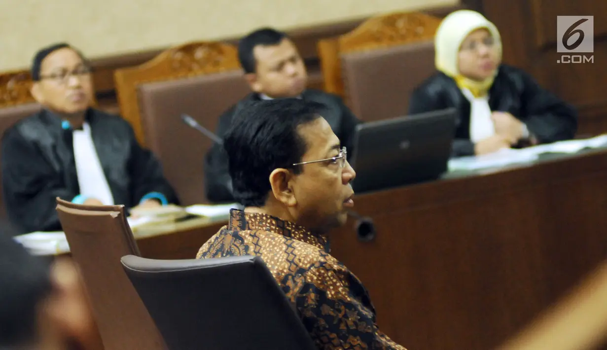 Terdakwa dugaan korupsi proyek E-KTP Setya Novanto saat mengikuti sidang lanjutan di Pengadilan Tipikor, Jakarta, Kamis (28/12). Sidang mendengar tanggapan eksepsi dakwaan JPU. (Liputan6.com/Helmi Fithriansyah)
