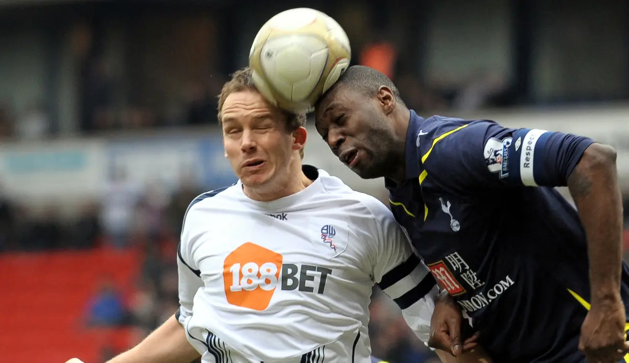 Kevin Davies (kiri). Striker asal Inggris ini tampil di era Premier League bersama 3 tim yaitu Southampton, Blackburn Rovers dan Bolton Wanderers dalam rentang 1997/1998 hingga 2012/2013. Total tampil dalam 442 laga dengan mencetak 87 gol. (AFP/Andrew Yates)