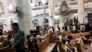 Jemaat mengamati kerusakan Gereja Koptik St. George, Kota Tanta, utara Kairo, setelah ledakan bom, Minggu (9/4). Kelompok yang menamakan diri Negara Islam (ISIS) mengaku bertanggung jawab atas dua serangan bom di gereja Koptik. (AP Photo/Nariman El-Mofty)