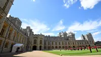 Anggota Pengawal Welsh tampil di depan Ratu Inggris Elizabeth II dalam upacara untuk menandai ulang tahun resminya di Kastil Windsor di Windsor, Inggris  pada 13 Juni 2020, saat Ratu Inggris Elizabeth II merayakan ulang tahunnya yang ke-94. (TOBY MELVILLE / POOL / AFP)