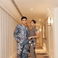 Vidi Aldiano dan Sheila Daisha juga meramaikan MACAN Gala 2023. Keduanya tampil begitu unik dengan OOTD yang curi atensi. Vidi kenakan one set blazer, sedangkan sheila mengenakan atasan dengan aksen ekor yang dramatis. [Foto: Instagram/ Vidi Aldiano]