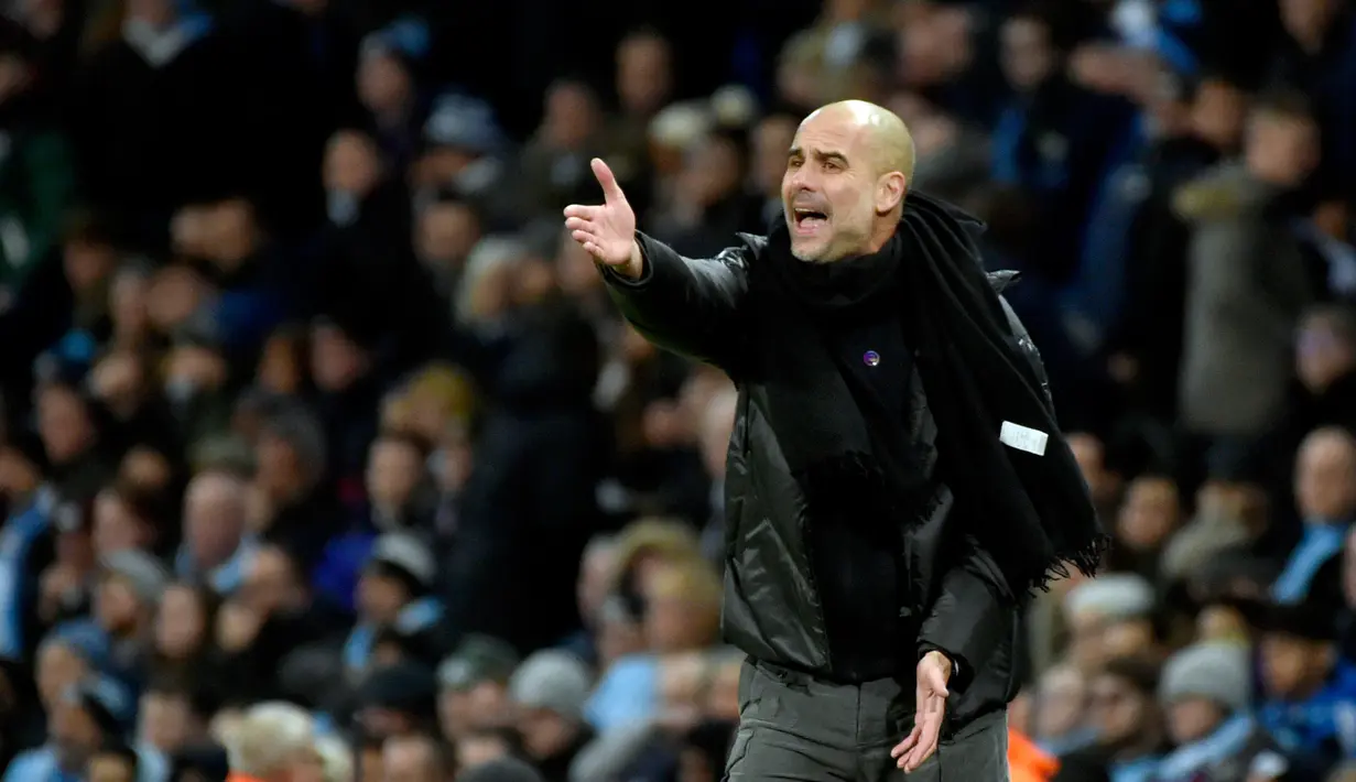 Pelatih Manchester City Pep Guardiola memberikan instruksi kepada para pemainnya saat menghadapi Manchester United pada pertandingan Liga Inggris di Etihad Stadium, Manchester, Inggris, Sabtu(7/12/2019). Manchester City kalah 1-2. (AP Photo/Rui Vieira)