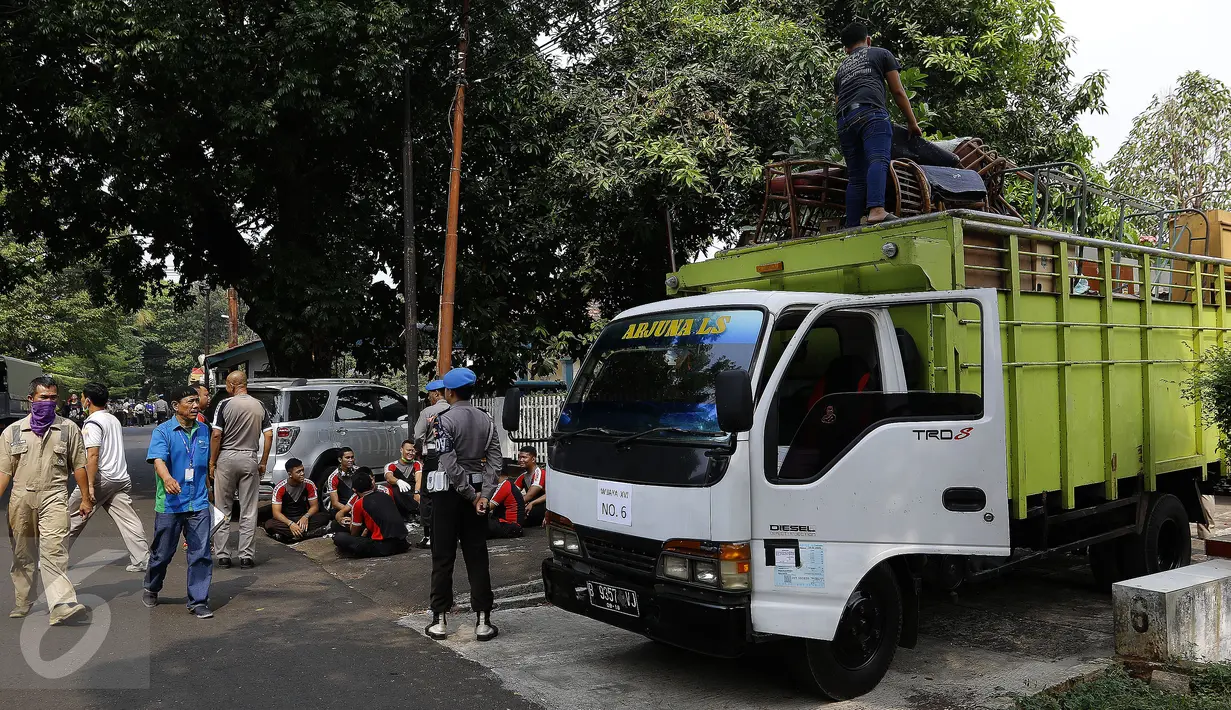 Kepolisian tertibkan 12 rumah dinas perwira tinggi Polri di Jl. Wijaya XV, Kebayoran Baru, Jakarta, Selasa (15/9/2015). Penertiban dilakukan karena 12 rumah tersebut sudah tidak ditempati oleh anggota aktif Kepolisian. (Liputan6.com/Yoppy Renato)