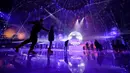 Orang-orang berseluncur di arena ice skating di bawah kubah kaca mewah legendaris, Grand Palais, Paris, Selasa (17/12/2019). Aren seluncur es musiman ini terbuka untuk umum selama liburan Natal. (Photo by Thomas SAMSON / AFP)