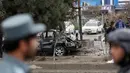 Kondisi mobil yang hancur usai terkena ledakan bom bunuh diri di Kabul, Afghanistan (15/11). Dalam insiden ini, kelompok teroris Negara Islam (ISIS) mengaku bertanggung jawab atas serangan tersebut. (AP Photo/Rahmat Gul)