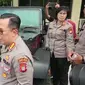 Kapolres Metro Jakarta Selatan, Kombes Pol Ade Ary Syam Indradi, memperlihatkan mobil Jeep Rubicon hitam yang dipakai Mario Dandy Satriyo (Bachtiarudin Alam/Merdeka.com)