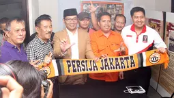 Walikota Bandung, Ridwan Kamil (berpeci hitam) dan manajer Persib, Umuh Muchtar (kedua dari kiri) saat berkunjung ke kantor Persija di Jakarta, Jumat (16/10/2015). (Bola.com/Nicklas Hanoatubun)
