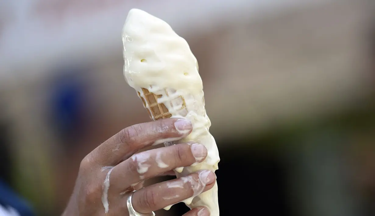 Es krim dapat memiliki efek buruk bila dikonsumsi sebelum tidur. Es krim mengandung lemak, yang tidak mudah dicerna. Juga memiliki banyak gula yang membuat Anda melek sampai larut malam. (AFP Photo/Loic Venance)