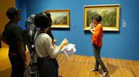 Jenny Yoon, volunteer National Gallery Singapore menjelaskan karya Raden Saleh.