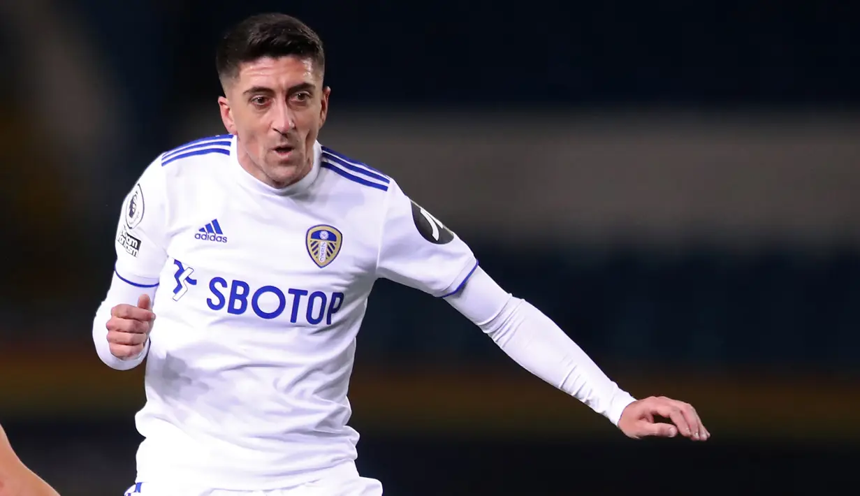6. Pablo Hernandez (35 tahun)  - Pablo Hernandez tetap dipercaya menjadi andalan di lini tengah Leeds United musim ini. Gelandang serang asal Spanyol ini memiliki peran vital saat membawa Leeds United kembali ke liga Premier Inggris. (AFP/Alex Pantling/pool)