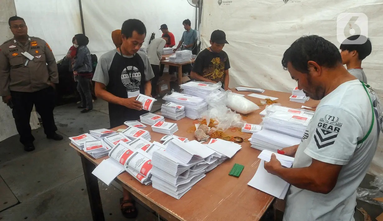 Selain itu, area gudang KPU Kota Tangerang Selatan yang menjadi tempat penyimpanan surat suara untuk Pemilu 2024 juga mulai mendapatkan pengamanan ketat dari Komisi Pemilihan Umum Kota Tangerang Selatan. (merdeka.com/Arie Basuki)