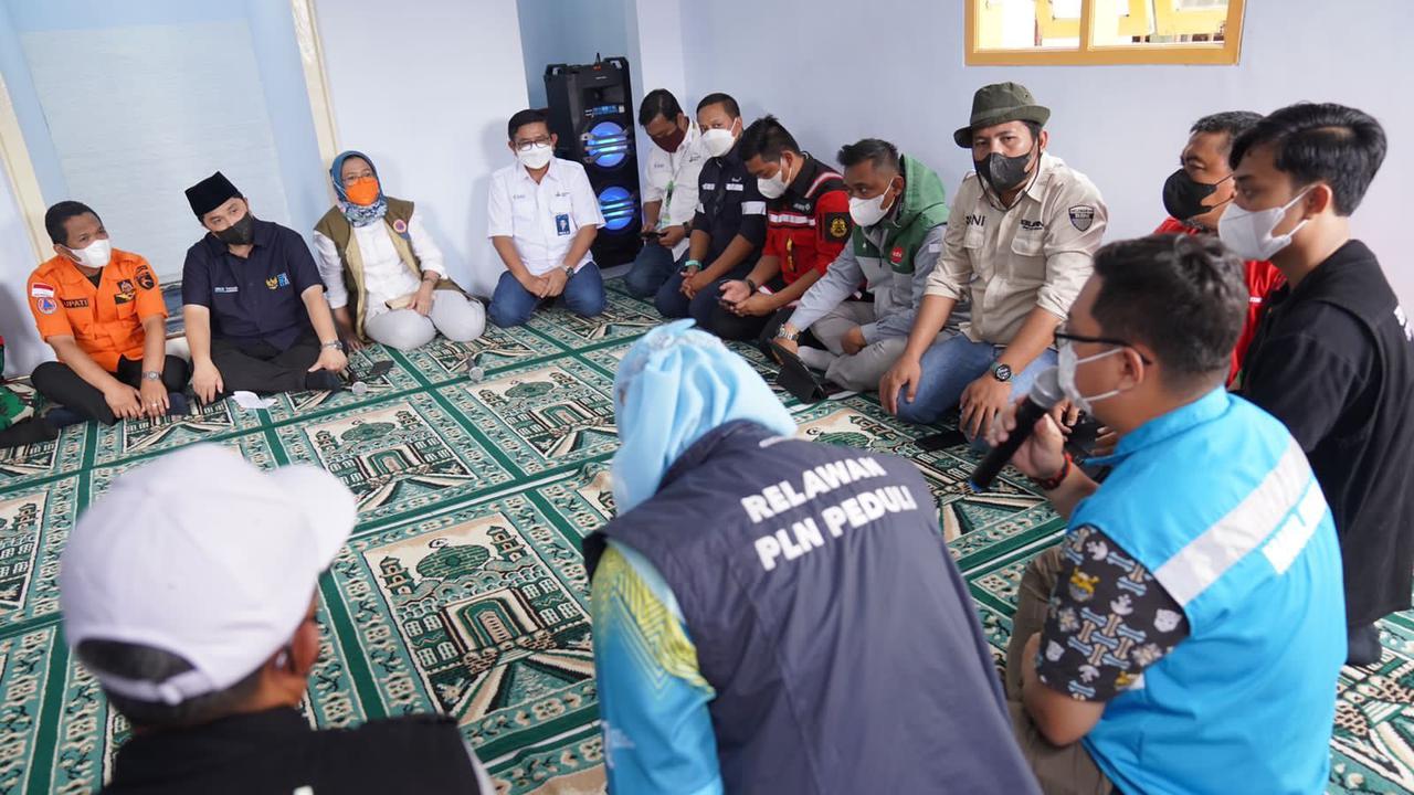 Menteri BUMN Erick Thohir mengunjungi korban terdampak erupsi Gunung Semeru, Jawa Timur, pada Minggu (12/12/2021).