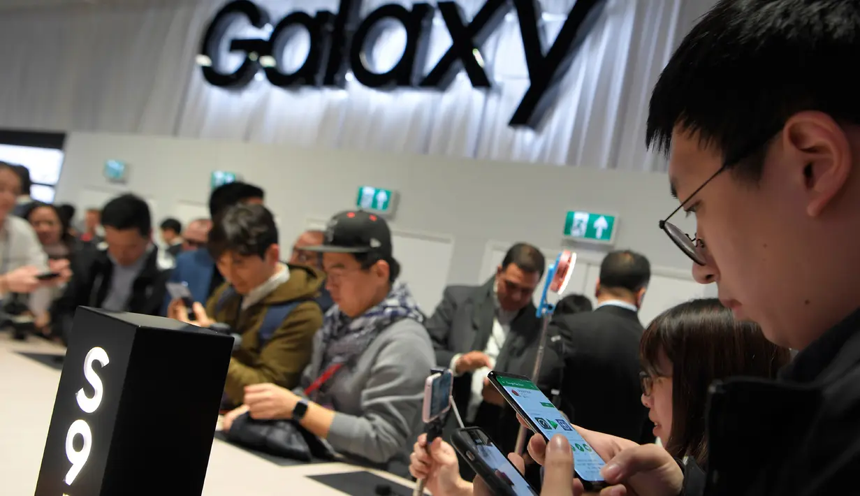 Sejumlah pengunjung mencoba ponsel Samsung Galaxy S9 Plus saat acara Samsung Galaxy S9 Unpacked di Barcelona, Spanyol (25/2). Galaxy S9 memiliki layar 5,8 inci, sementara S9 Plus memiliki layar 6,2 inci. (AFP Photo/Lluis Gene)