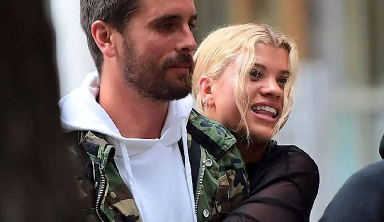 Dilansir dari HollywoodLife, kini keduanya tengah mempersipkan untuk tinggal satu rumah. (Celebrity Insider)