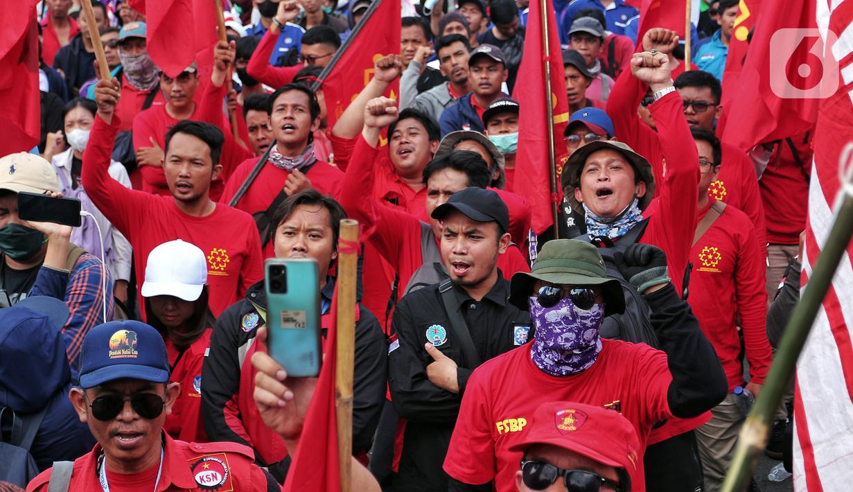 Sejumlah buruh melakukan unjuk rasa di depan Gedung DPR, Jakarta, Rabu (10/8/2022). Dalam aksi tersebut mereka menuntut agar pemerintah menghapus Omnibus Law. (Liputan6.com/Angga Yuniar)