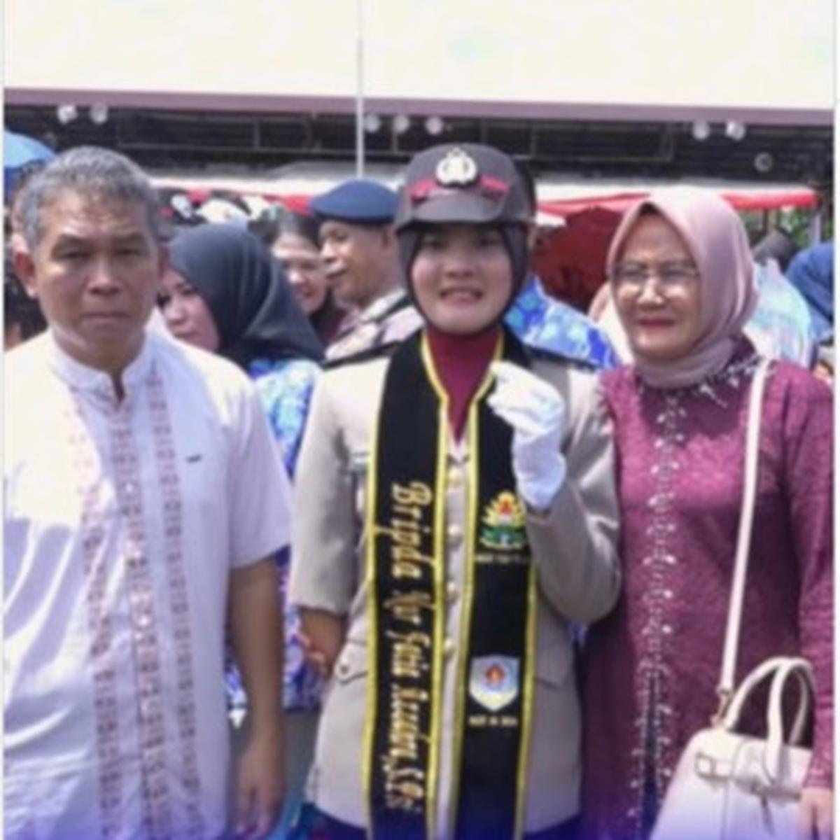 Sosok Bintara Penyandang Disabilitas Bersimpuh Haru di Kaki Sang Ibu