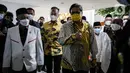 Ketua Umum Partai Golkar Airlangga Hartanto menyambut kedatangan Presiden Partai Keadilan Sejahtera (PKS) Ahmad Syaikhu saat pertemuan di DPP Partai Golkar, Jakarta, Kamis (29/4/2021). (Liputan6.com/Johan Tallo)