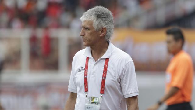 Pelatih Persija Jakarta, Ivan Kolev, mengamati pemainnya saat melawan Becamex Binh Duong pada laga Piala AFC. (Bola.com/M. Iqbal Ichsan)