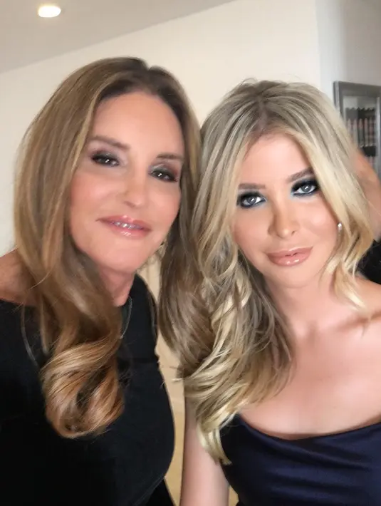 Caitlyn sendiri makan malam bersama dengan wanita yang dikabarkan adalah kekasihnya, Sophia Hutchings. (instagram/caitlynjenner)