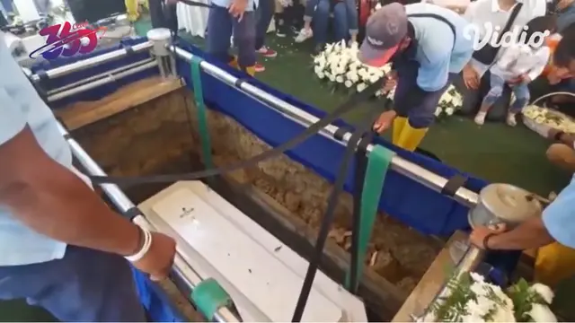 6 Potret Suasana Haru Pemakaman Raditya Oloan, Tangis Joanna Alexandra Pecah