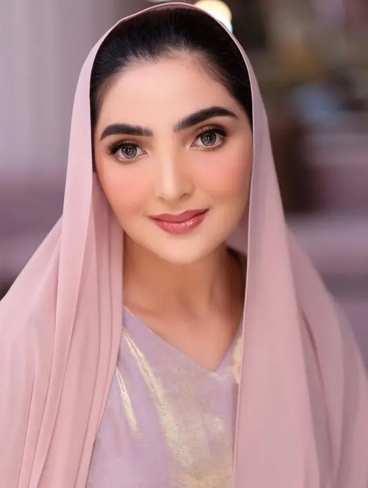 Berbeda dengan Krisdayanti dan Geni Faruk, Ashanty tampil dalam balutan dress dan kerudung warna baby pink.
