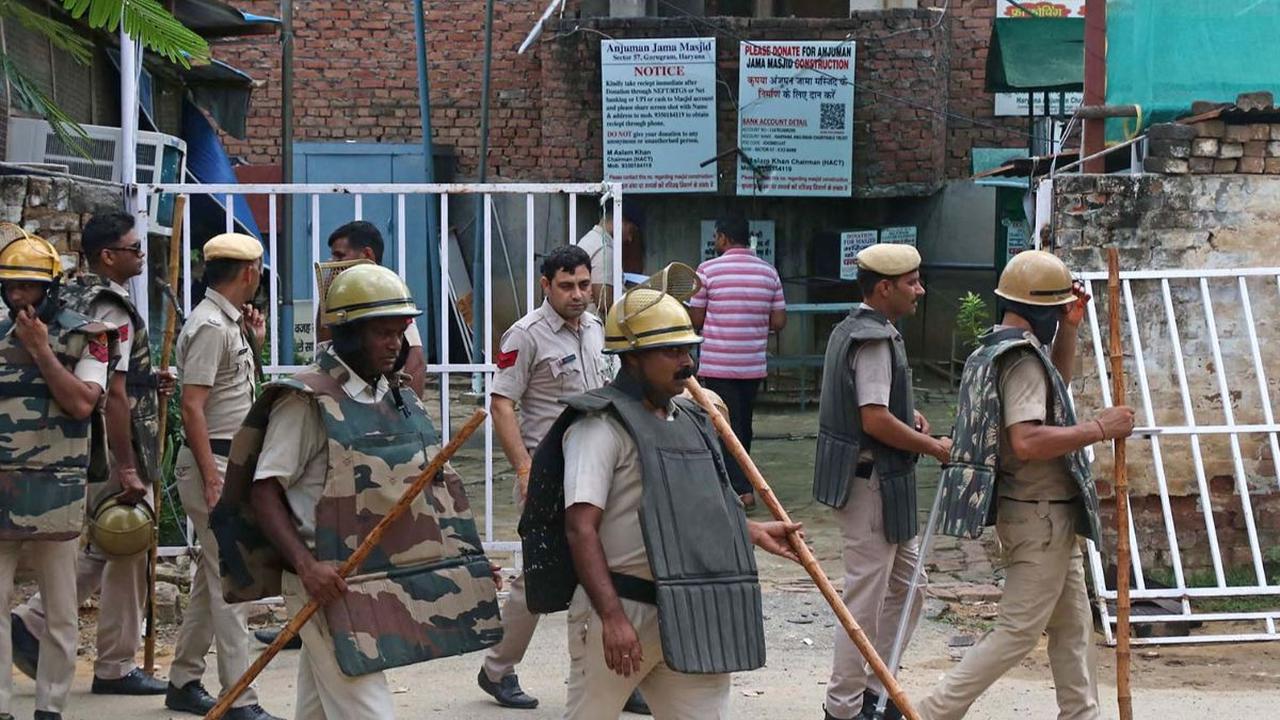 Pejabat mengatakan polisi sudah dikerahkan ke Masjid Anjuman Jama di  di Sektor 57 Gurugram ketika rumah ibadah itu diserang.

"Tapi kami kalah jumlah dengan para penyerang yang melepaskan tembakan," kata Wakil Komisoner Polisi Gurugram, Nitish Agarwal 
