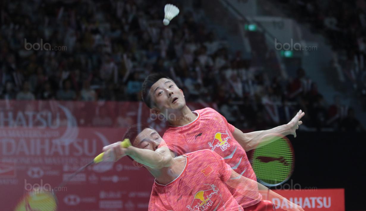 Ekspresi Chen Long saat melakukan smash ke arah Anthony Ginting pada perempatfinal Daihatsu Indonesia Master 2018 di Istora Senayan, Kamis (26/1/2018). Anthony menang 21-11 16-21 21-18. (Bola.com/Nick Hanoatubun)
