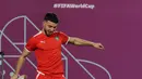 Gelandang Maroko #13 Kursi Ilias mengambil bagian dalam sesi latihan  jelang menghadapi Portugal pada perempat final Piala Dunia 2022, di Stadion Al Duhail SC di Doha, Jumat (9/12/2022). Setelah menjuarai Grup F, Maroko menyingkirkan Spanyol di babak 16 besar. (KARIM JAAFAR / AFP)