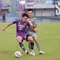 Pemain Persebaya Surabaya, Sho Yamamoto, berusaha melewati pemain Persita Tangerang, Bae Sin-yeong, pada laga Liga 1 di Stadion Indomilk Arena, Tangerang, Rabu (18/1/2023). Persebaya menang dengan skor 5-0. (Bola.com/M Iqbal Ichsan)