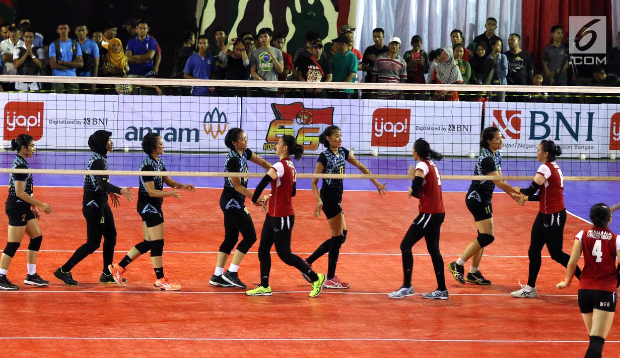 Tim Wahana Express Group (WEG) dan PB Voli AD (PBVAD) Putri usai bertanding pada turnamen Danjen Kopassus final Open Volleyball Tournament, di Jakarta, Minggu (08/4). WEG mengalahkan PB Voli AD (PBVAD) Putri, tiga set langsung. (Liputan6.com/Johan Tallo)