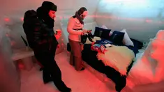 Wisatawan melihat salah satu ruangan kamar di Hotel Es Balea Lac di kawasan Pegunungan Fagaras, Rumania, Kamis (29/1/2015). (REUTERS/Radu Sigheti)