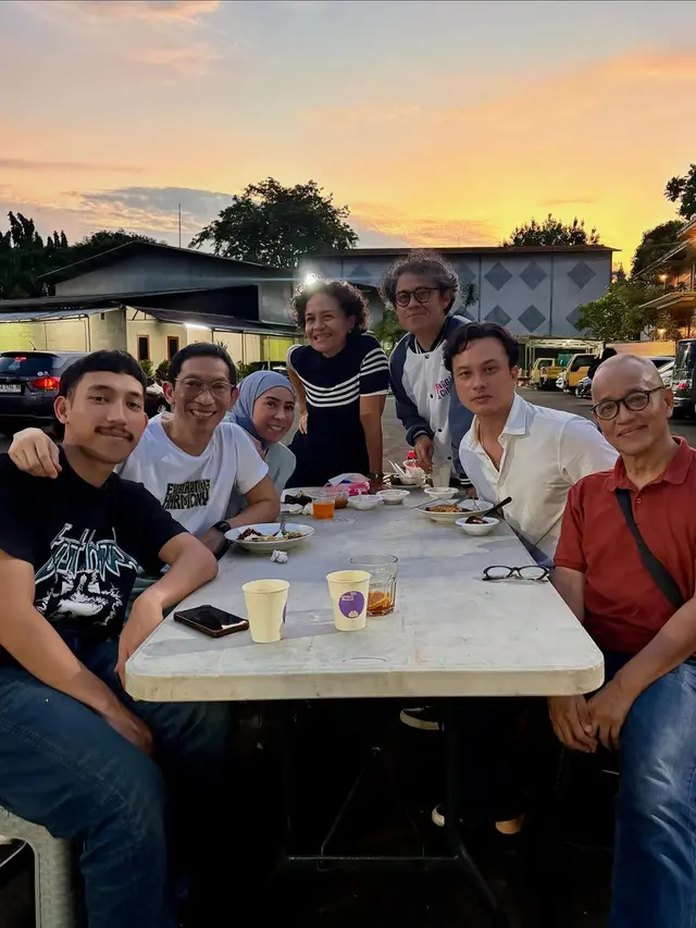 6 Potret Nicholas Saputra di Lokasi Syuting 'Rangga & Cinta', Jadi Co-Producer