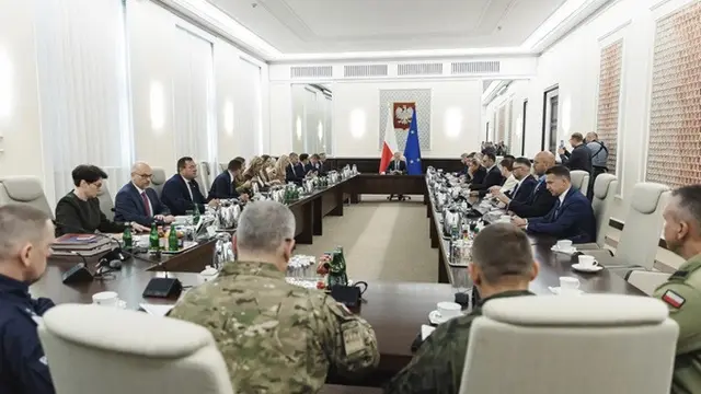 PM Polandia Donald Tusk menggelar rapat luar biasa bersama pejabat militer dan layanan darurat, menyusul pelanggaran wilayah udara Polandia dalam serangan Rusia, di Warsawa, Polandia, Rabu, 10 September 2025.