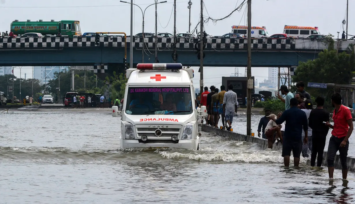 Beberapa sekolah, perguruan tinggi dan perkantoran juga ditutup. Sementara itu, beberapa penerbangan dan kereta api di Andhra Pradesh dibatalkan. (AP Photo)