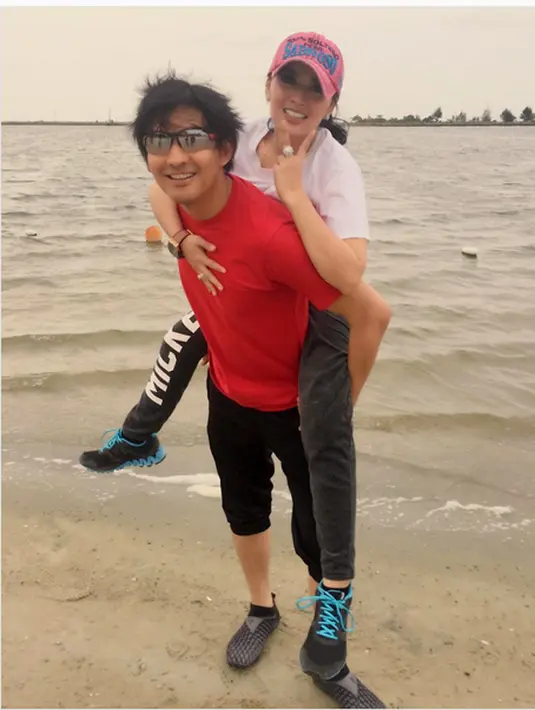 "Memang posisinya belum pindahan rumah. Akhirnya kita putuskan untuk nggak jadi ke rumah saya," ujar Lucky Hakim. "Ekstrem, banyak hewan," timpal Tiara Dewi, saat keduanya dijumpai di kawasan Tendean, Senin (23/1/2017). (Instagram/tiaradewireal)