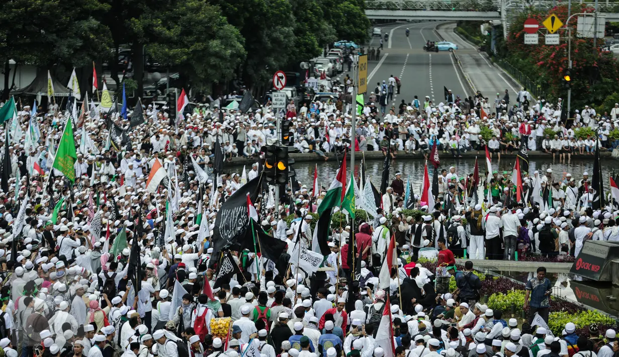  Ribuan massa memenuhi patung kuda saat aksi bela islam 313 di Jalan Merdeka Barat, Jakarta, Jumat (31/3). Mereka menuntut kepada Presiden Jokowi agar melaksanakan undang-undang dengan mencopot gubernur terdakwa, Ahok. (Liputan6.com/Faizal Fanani)