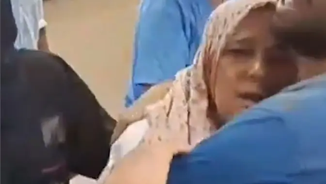 <p>Seorang dokter di rumah sakit Indonesia langsung berteriak histeris ketika melihat anaknya yang dibawa ke rumah sakit. Dok: Instagram @middleeastmonitor</p>