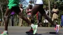 Para atlet berlatih lari di dekat Iten Home Champions di kota Eldoret, Kenya barat, (21/3). Iten merupakan sebuah kota kecil di dataran tinggi Kenya yang terletak di ketinggian 2.400 meter atau (7900 kaki). (REUTERS/ Siegfried Modola)