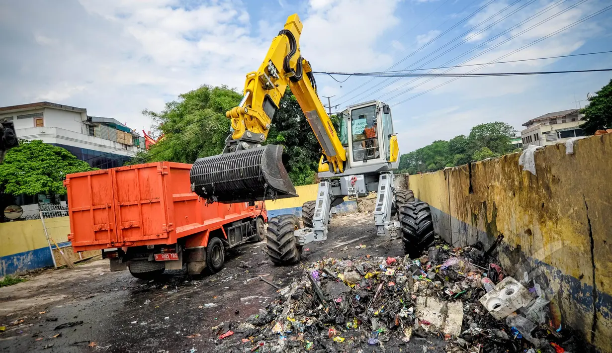 Petugas menggunakan alat berat eskavator spider membersikan sampah di sodetan Kali Sekretaris, Jakarta, Kamis (9/4/2015). Baru satu unit eskavator jenis spider yang dimiliki Dinas Kebersihan DKI Jakarta. (Liputan6.com/Faizal Fanani)