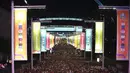 Fans Inggris merayakan di luar Stadion Wembley setelah Inggris lolos ke final Euro 2020 usai mengalahkan Denmark di London, Kamis (8/7/2021). Gol perpanjangan waktu Harry Kane memberi Inggris kemenangan 2-1 atas Denmark. (Zac Goodwin/PA via AP)