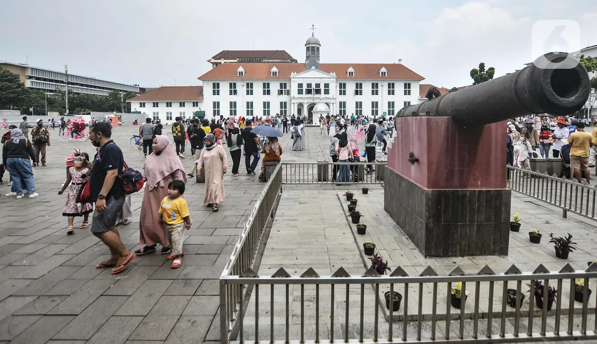 <p>Pengunjung menikmati suasana kawasan Kota Tua, Jakarta, Rabu (4/5/2022). Kawasan Kota Tua menjadi salah satu destinasi favorit warga baik dari dalam maupun luar Jakarta untuk mengisi waktu libur Lebaran bersama keluarga. (merdeka.com/Iqbal S Nugroho)</p>
