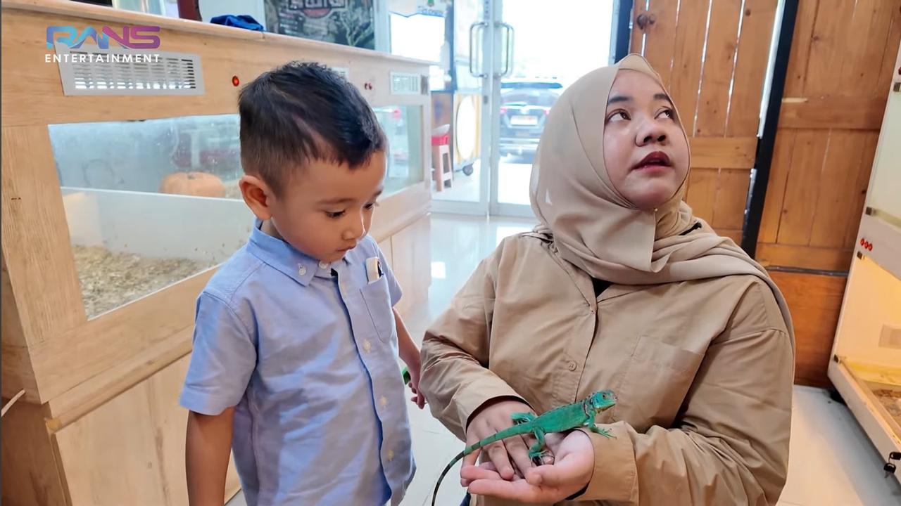 Semula Mau Bunglon, Potret Rayyanza Akhirnya Pilih Iguana Jadi Peliharaan Baru - Langsung Kasih Nama Dinoco The King