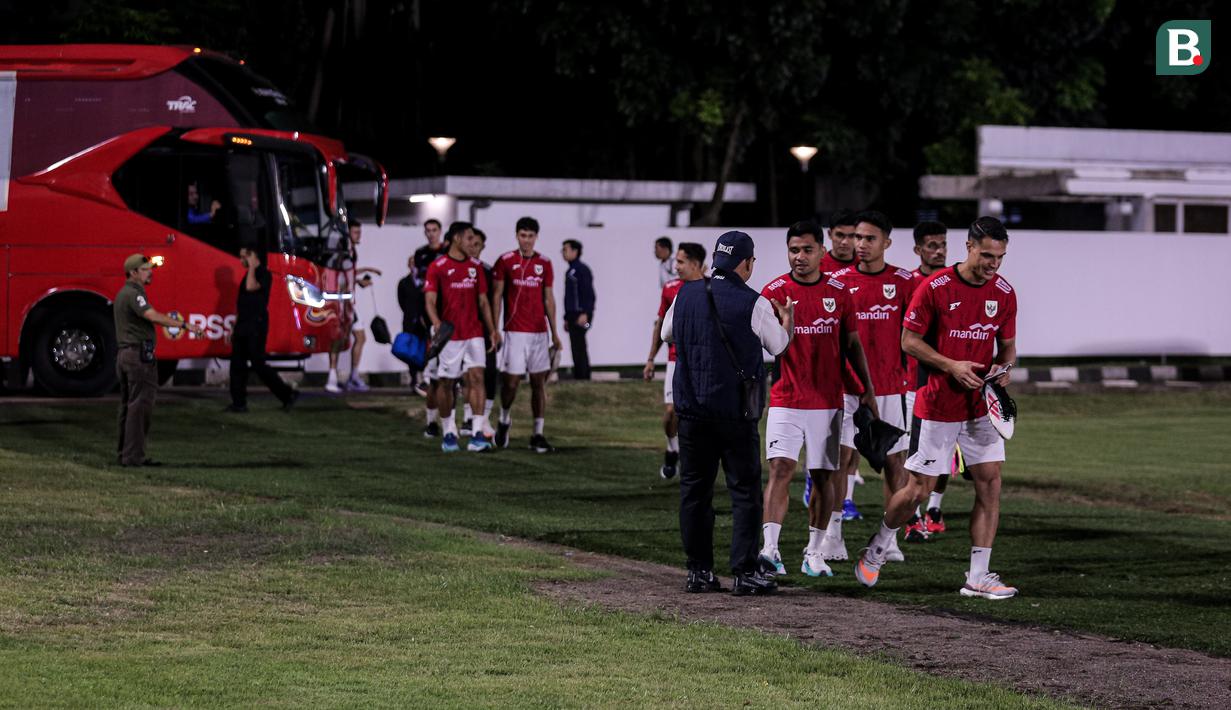 Para pemain Timnas Indonesia bersiap melakukan latihan perdana di Jakarta menjelang Putaran Ketiga Kualifikasi Piala Dunia 2026 melawan China yang berlangsung di Stadion Madya, Kompleks Stadion Utama Gelora Bung Karno (SUGBK), Senayan, Jakarta, Senin (02/06/2025). (Bola.com/Bagaskara Lazuardi)