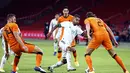 Bek Belanda Stefan de Vrij (kiri) dan Hans Hateboer (kanan) berusaha merebut bola yang dibawa penyerang Meksiko Jesus Manuel (tengah) selama pertandingan persahabatan di Johan Cruyff Arena di Amsterdam (7/10/2020). Meksiko menang 1-0 atas Belanda. (AFP/ANP/Maurice Van Steen)