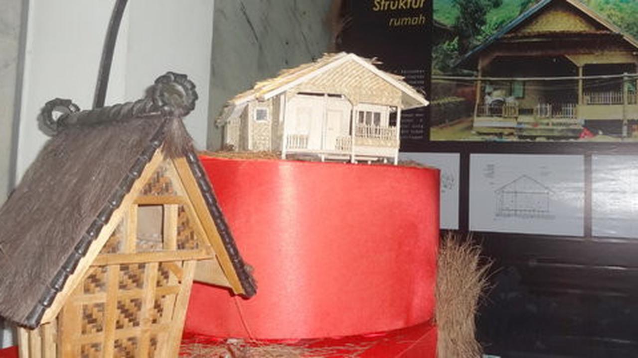 Lihat pameran miniatur rumah adat yuk di Monpera Bandung