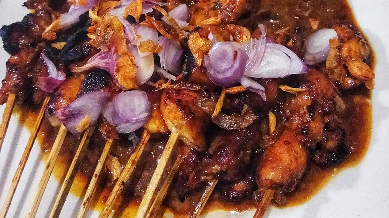Sate ayam (Wikimedia Commons)