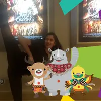 Aghniny Haque punya gaya yang berbeda saat memberikan dukungan untuk atlet pencak silat yang akan bertanding hari ini.