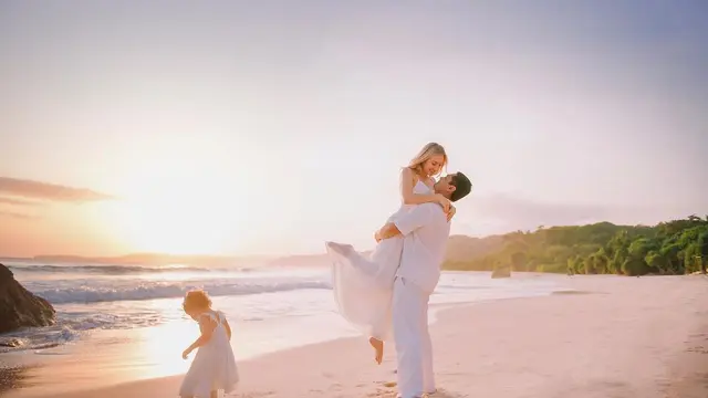 Panji Trihatmodjo dan Varsha Strauss (Instagram/varshaadhikumoro)