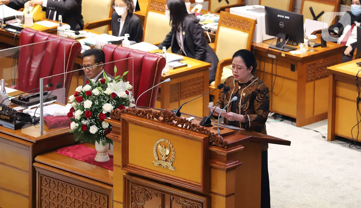 Ketua DPR Puan Maharani memberikan pidato pada Rapat Paripurna ke-11 Masa Persidangan II Tahun Sidang 2021-2022 di Kompleks Parlemen, Jakarta, Kamis (16/12/2021). 2021-2022. (Liputan6.com/Angga Yuniar)