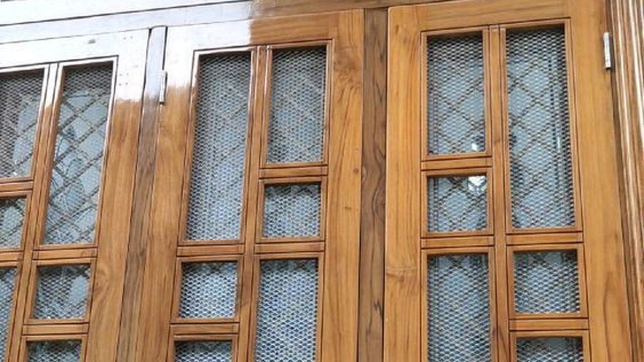 8. Jendela Rumah Kayu Sederhana<br>